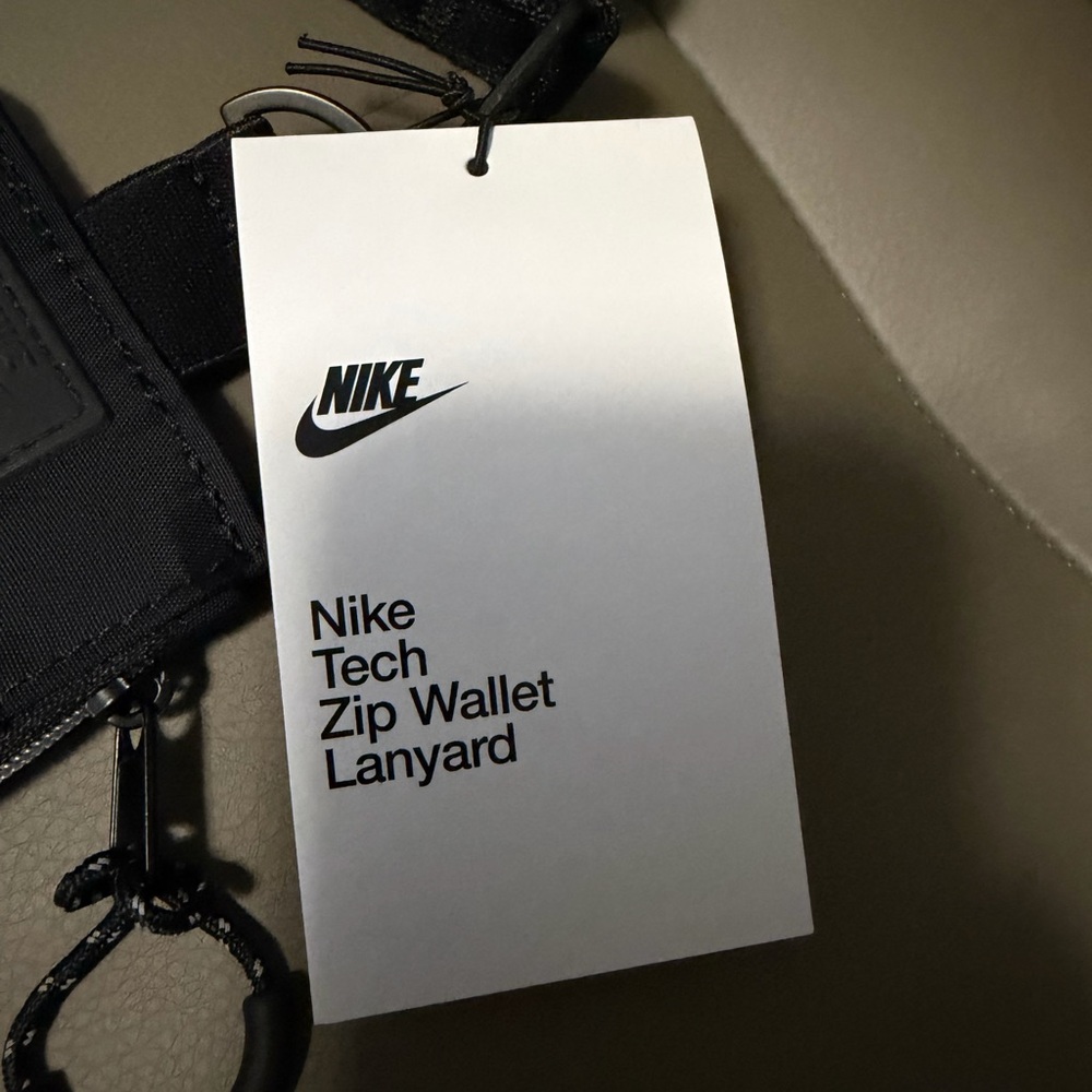 BNWT NIKE TECH STATEMENT ZIP WALLET LANYARD BLACK CARD HOLDER - Picture 3 of 14